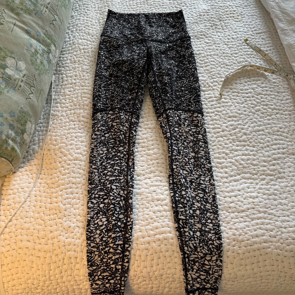 lululemon athletica Pants - Lululemon Black+White Print Leggings, Size 6